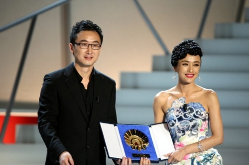 Director Lu Chuan and actress Qin Lan with the Golden Shell for Best Film